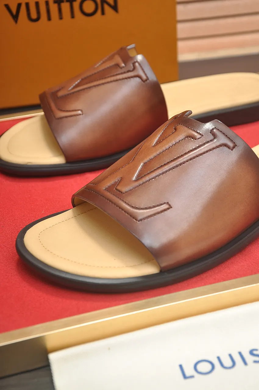 Men's shoes 💰360💶 [Louis Vuitton LV slippers] (high-end cowhide) counter 1:1 fashion style, a must-have for summer! The designer used LV’s iconic outsole. The original simple slippers instantly become fashionable! The upper is made of flexible special cowhide leather straps alternately, and the workmanship is exquisite! A must-have for stylish men in summer, size 38-46 (45 46 customized)